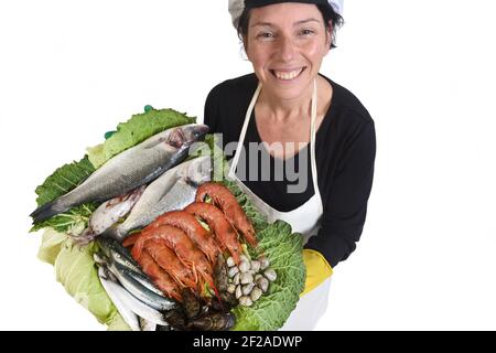 gros plan d'une vue de dessus de la poissonneuse tenant un plat avec du poisson et des fruits de mer sur fond blanc, Banque D'Images