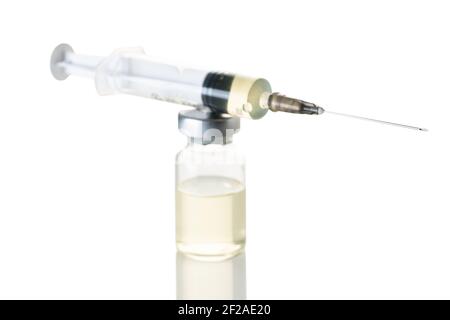 seringue et flacon de médicament sur fond blanc isolé Banque D'Images