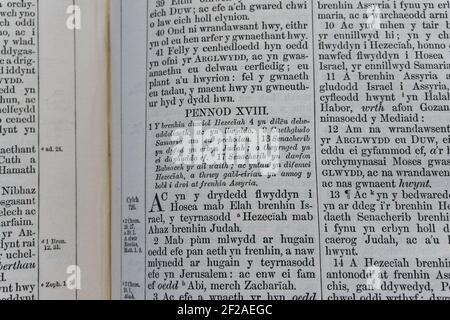 une bible victorienne gallois qui s'ouvre sur une église pupit dans l'église Saint-Michel de Betws y Coed au nord du Pays de Galles Banque D'Images