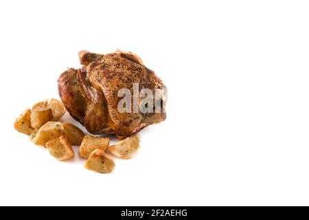 Poulet rôti maison avec pommes de terre isolées sur fond blanc Banque D'Images
