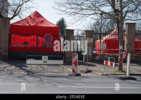 Prague, République Tchèque - 1er avril 2020 : conduire dans l'installation de test du coronavirus Covid-19 devant l'hôpital universitaire de Kralovske Vinohrady Banque D'Images