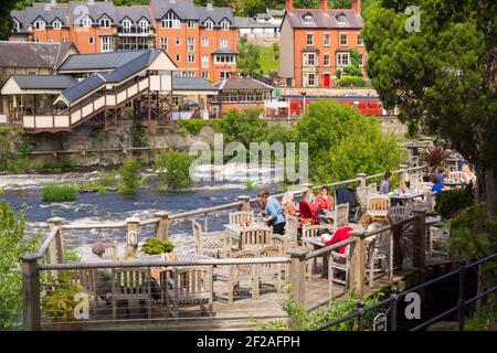 Terrasse en plein air et aire de restauration au Corn Mill Un pub et restaurant au bord de l'eau à Llangollen, dans le nord du pays de Galles Les rives de la Dee Banque D'Images