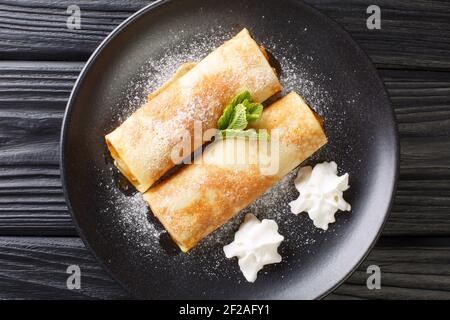 Patschinken Austrian Sweet Pancakes avec confiture d'abricot dans une assiette sur la table. Vue horizontale du dessus Banque D'Images