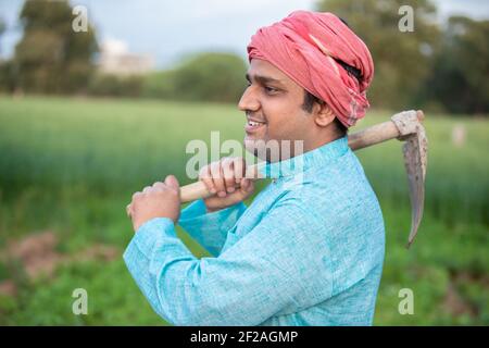 Portrait d'un ouvrier agricole indien heureux tenant la Prepet Garden Spade / Shovel ou outil agricole. Banque D'Images