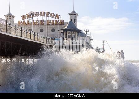 Brighton & Hove, Royaume-Uni. 11 MARS 2021. Des vagues énormes à Brighton Palace Pier comme de grands vents battent la côte sud. Photo ©Julia Claxton crédit: Julia Claxton/Alamy Live News Banque D'Images