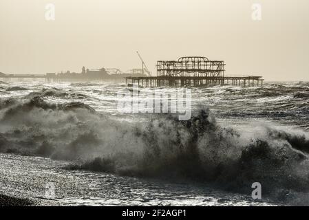 Brighton & Hove, Royaume-Uni. 11 MARS 2021. Les Piers de Brighton ont silhoueté au-dessus des grandes vagues alors que des vents violents battent la côte sud. Photo ©Julia Claxton crédit: Julia Claxton/Alay Live News Banque D'Images