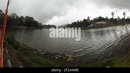 Kodaikanal, Inde - 20 février 2021: Belle vue sur le lac sur les nuages de Misty et les touristes apprécient de faire du bateau le matin au lac Kodaikanal T Banque D'Images