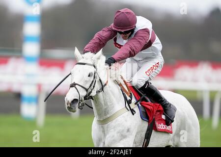 Photo du dossier datée du 26-12-2020 de Silver Streak monté par Jockey Adam Wedge. Date d'émission : jeudi 11 mars 2021. Banque D'Images