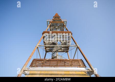 La tour d'observation Cizovka est assez nouvelle tour ner Cesky Raj - Paradis tchèque. Temps ensoleillé avec ciel clair. Banque D'Images