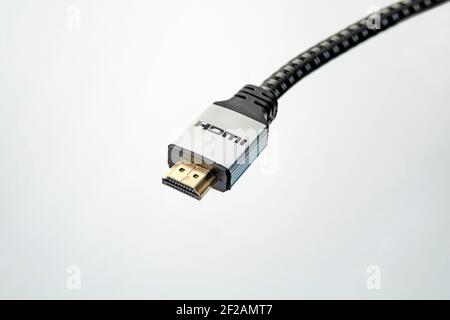Gros plan d'un câble HDMI sur fond blanc Banque D'Images