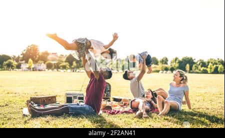 Jeunes familles multiraciales qui s'amusent avec les enfants au pic nic barbecue partie - Multicultural joie et l'amour concept avec des gens de race mixtes Banque D'Images