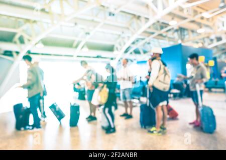 Des personnes floues ont été victimes d'un effet de flou dans la file d'attente à la porte d'entrée du terminal de Aéroport international pour voyage en avion - Voyage Wanderlust concept Banque D'Images