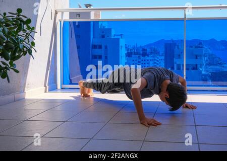 Enfants faisant des exercices de sport push-up sur le balcon. Sport, style de vie sain, entraînement, loisirs actifs à la maison Banque D'Images