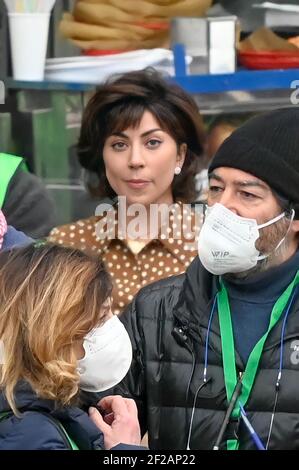 Milan, Italie. 11 mars 2021. Milan, Lady Gaga sur le film la casa di Gucci piazza Duomo Lady Gaga et Adam Driver sur le film la casa di Gucci, réalisé par Ridley Scott. Photo : Lady Gaga crédit : Agence de photo indépendante/Alamy Live News Banque D'Images