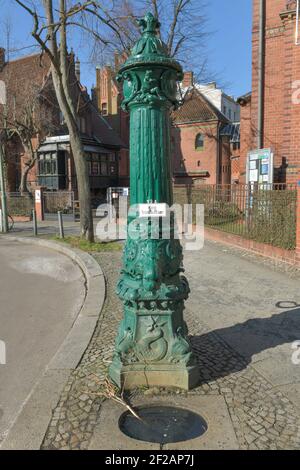 Historische Wasserpumpe, Friedrich-Wilhelm-Platz, Friedenau, Schöneberg, Berlin, Allemagne Banque D'Images