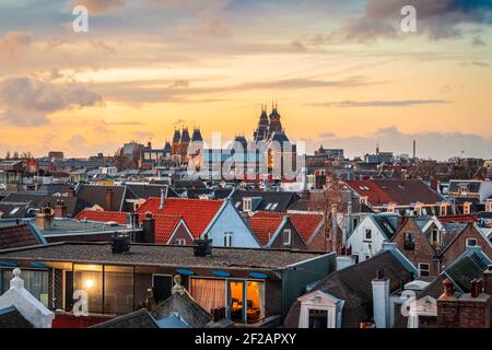 Amsterdam; Pays-Bas vue sur le paysage urbain de Pijp au crépuscule. Banque D'Images