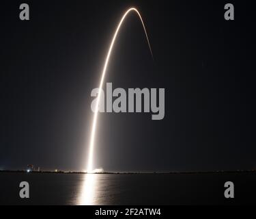 Une exposition chronométrée documente le lancement d'une fusée SpaceX Falcon 9 qui lance 60 satellites Starlink à 3 h 13 du complexe 40 à la station de la Force spatiale de Cape Canaveral, en Floride, le jeudi 11 mars 2021. Photo de Joe Marino/UPI crédit: UPI/Alay Live News Banque D'Images