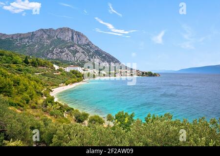 Village de Gradac sur Makarska riviera vue sur le front de mer, région de Dalmatie en Croatie Banque D'Images