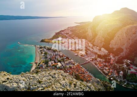 L'embouchure de la rivière Cetina et la ville d'omis vue aérienne au coucher du soleil, région de Dalmatie en Croatie Banque D'Images