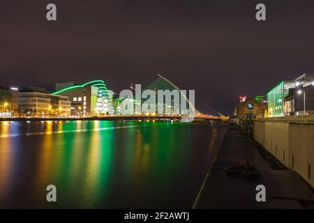 Le pont Samuel Beckett devient vert St Patrick's Festival, Dublin, Irlande, le verdissement #global Banque D'Images