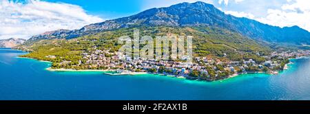 Plage de Breal et vue panoramique aérienne sur la montagne de Biokovo, Riviera de Makarska à Dalmatie, Croatie Banque D'Images