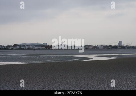 Texture de la plage, plage à marée basse, structure de sable et vue sur la ville, plage à marée basse, eau, eau de mer, craquement, texture de sable, plage ondulée, Banque D'Images