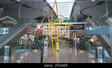 Dublin, Co. Dublin, Irlande - janvier 16 2021 : terminal 2 de l'aéroport de Dublin, espaces vides aucune personne pendant le confinement du virus corona, termin d'aéroport déserté Banque D'Images