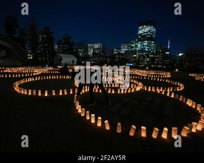 Tokyo, Japon. 11 mars 2021. Les gens regardent les lanternes en papier allumées pour les victimes du tremblement de terre et du tsunami du 11 mars 2011 au Japon pendant le 10e anniversaire de la catastrophe. Credit: AFLO/Alay Live News Banque D'Images