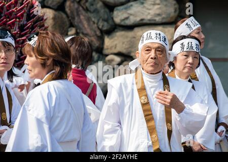 Les pèlerins bouddhistes de Shugenja participent au Hiwatari Matsuri - Festival de marche au feu, Mont Takao, Hachioji, Japon Banque D'Images