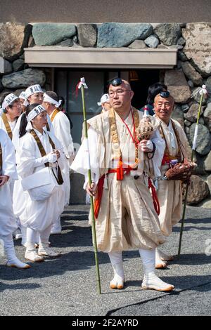 Les pèlerins bouddhistes de Shugenja participent au Hiwatari Matsuri - Festival de marche au feu, Mont Takao, Hachioji, Japon Banque D'Images