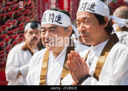 Les pèlerins bouddhistes de Shugenja participent au Hiwatari Matsuri - Festival de marche au feu, Mont Takao, Hachioji, Japon Banque D'Images