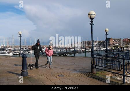 Bangor Co Down Northern, Irlande. 11 mars 2021. Des sorts lumineux et ensoleillés entre de fortes averses sur le front de mer à Bangor crédit: ALAN OLIVER/Alamy Live News Banque D'Images