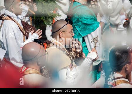 Yamabushi/Shugenja pèlerins tenant des shakujos prenant part au Hiwatari Matsuri - Festival de marche au feu, Mont Takao, Hachioji, Japon Banque D'Images