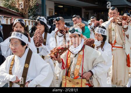 Participants participant au Hiwatari Matsuri - Fire Walking Festival, Mount Takao, Hachioji, Japon Banque D'Images