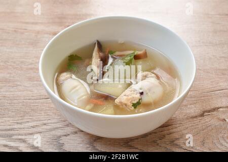 melon d'hiver bouilli avec soupe de porc écrasée farcie de calmar bol sur la table Banque D'Images