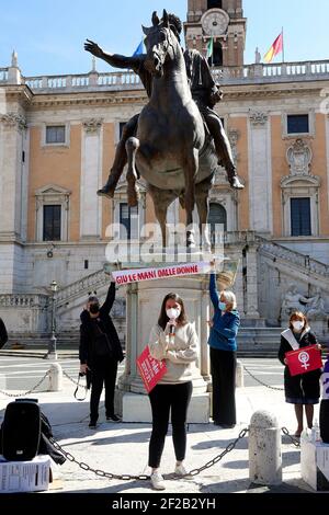 Rome, Italie. 11 mars 2021. Manifestation des femmes de la Maison internationale des femmes de Rome pour demander au Maire de faire un accord qui leur permettra de garder gratuitement le siège de la Chambre des femmes, car le Parlement a reconnu la valeur sociale et politique de la Chambre. Les bénévoles de la Chambre paient actuellement 90 000 E par an. Rome (Italie), 11 mars 2021 crédit: Insidefoto srl/Alay Live News Banque D'Images