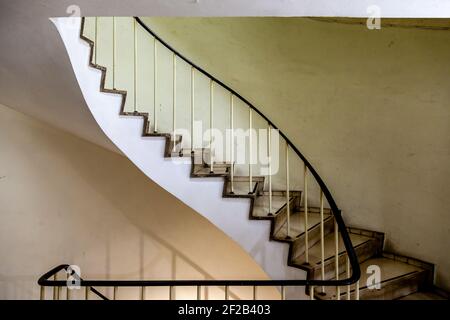 Escalier intérieur dans un vieux bâtiment dans le centre d'Athènes, Grèce, Europe. Banque D'Images