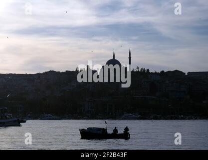 Bateau et paysage urbain d'Istanbul au coucher du soleil. Istanbul bateau en ligne. Photo de fond d'Istanbul. Banque D'Images