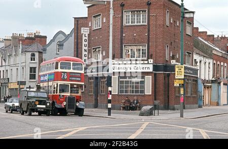 Land Rover de la police militaire de l'armée britannique à Belfast pendant les troubles, conflit en Irlande du Nord. 1972 Banque D'Images