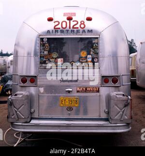 1970 Le camping. En photo une caravane Airstream dans l'aluminium et dans les années 1930, typiques de rationaliser la conception. La caravane a été conçu par Hawley Bowlus qui était inspirered par l'avion Spirit of St Louis. Dans le monde, les propriétaires de caravanes Airstream rencontrez et cette photo a été prise en Suède le 21 septembre 1971. Banque D'Images