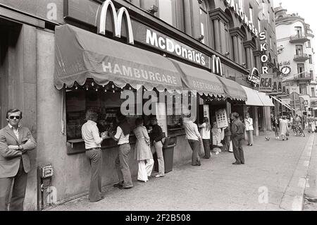 Restauration rapide dans les années 1970. Paul Lederhausen, homme d'affaires suédois, obtient les droits suédois sur la chaîne de restauration rapide McDonalds et, le 27 1973 octobre, ouvre le tout premier restaurant McDonalds i Sweden sur Kungsgatan à Stockholm. Réf. 6382 Banque D'Images