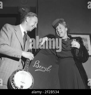 George Formby. Chanteur britannique, acteur connu sous le nom d'homme ukulele. 1904-1961. Il était l'acteur britannique le plus payé 1940. Photo ici lorsqu'il a visité la Suède avec son wif Beryl Ingham photographié au Grand Hotel de Stockholm Suède 1946 réf. T137-6 Banque D'Images