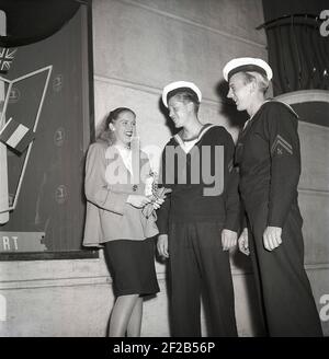 marins des années 1940 sur le bord de mer-congé. Deux marins danois à Stockholm discutant avec une blonde une nuit dans la ville. Suède 1947 réf. AD32-5