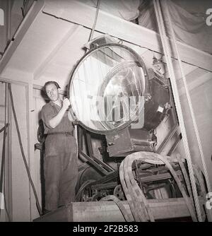 Studio de cinéma dans les années 1940. Un homme qui travaille sur le jeu de film gère la lampe géante qui est utilisée pour éclairer la scène de film pendant la prise de vue. Photo prise dans le plus grand studio de cinéma de Suède Filmstaden Råsunda pendant le tournage d'Ingmar Bergmans femme de film sans visage. Il a eu la première septembre 16 1947. Suède 1947. Réf. AB5-10 Banque D'Images