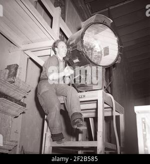 Studio de cinéma dans les années 1940. Un homme qui travaille sur le jeu de film gère la lampe géante qui est utilisée pour éclairer la scène de film pendant la prise de vue. Photo prise dans le plus grand studio de cinéma de Suède Filmstaden Råsunda pendant le tournage d'Ingmar Bergmans femme de film sans visage. Il a eu la première septembre 16 1947. Suède 1947. Réf. AB5-11 Banque D'Images