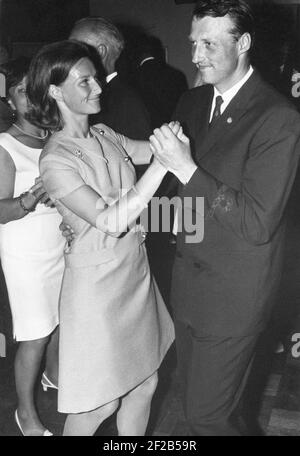 Roi Harald de Norvège. Photo en étant prince héritier avec sa femme Sonja dansant 1968 Banque D'Images