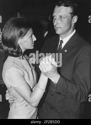 Roi Harald de Norvège. Photo en étant prince héritier avec sa femme Sonja dansant 1968 Banque D'Images