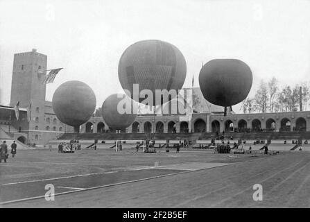 Ballons en 1912. Quatre équipes en compétition préparent le décollage avec leurs ballons d'air chaud de Stockholms stadion le 11 1912 octobre. L'événement fait partie de la semaine d'avitation annuelle à Stockholm qui comprenait également des spectacles d'avions. Banque D'Images