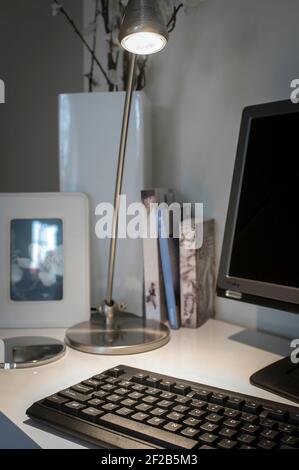 Gros plan d'un clavier d'ordinateur dans un bureau à domicile. Banque D'Images