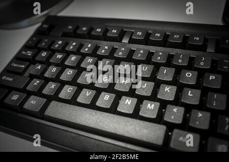 Gros plan d'un clavier d'ordinateur dans un bureau à domicile. Banque D'Images